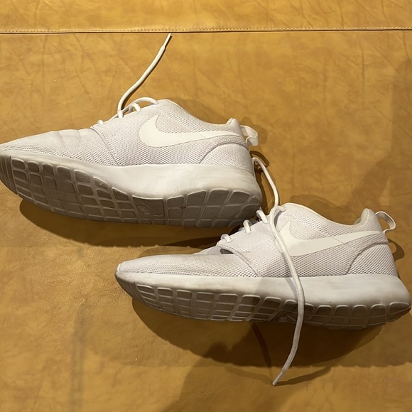 Woman’s Nike Roche white. Size 8 1/2 - Picture 2 of 6